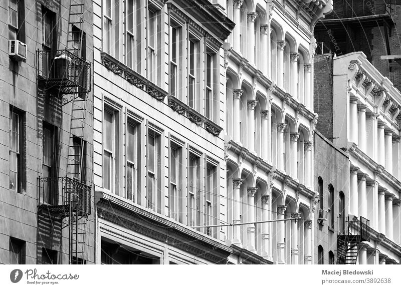 Schwarz-Weiß-Foto der vielfältigen Architektur New Yorks, USA. Großstadt schwarz auf weiß New York State Gebäude nyc urban keine Menschen Wand Manhattan Fassade