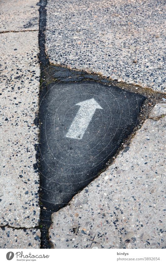 Weißer Pfeil auf einem Stück Asphalt Richtung richtungweisend Richtungspfeil Wege & Pfade Beton Zeichen Orientierungshilfe schwarz weiß grau