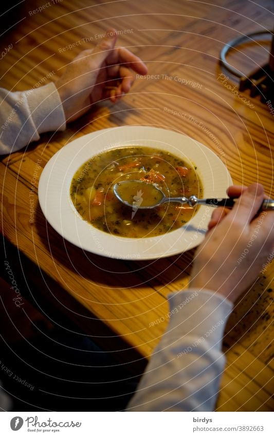 Zum Mittagsessen gibt es Eintopf. Ein Teller Suppe löffeln. Löffel Hände Mittagessen Holztisch Ernährung zuhause Schalen & Schüsseln Gesunde Ernährung Hunger