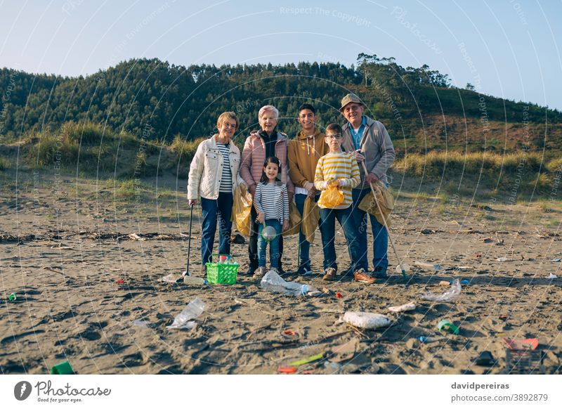 Freiwillige, die bereit sind, den Strand zu reinigen Sauberkeit vorher Familie Freiwilliger Trashtag Challenge posierend Werkzeuge Umwelt Umweltbewusstsein