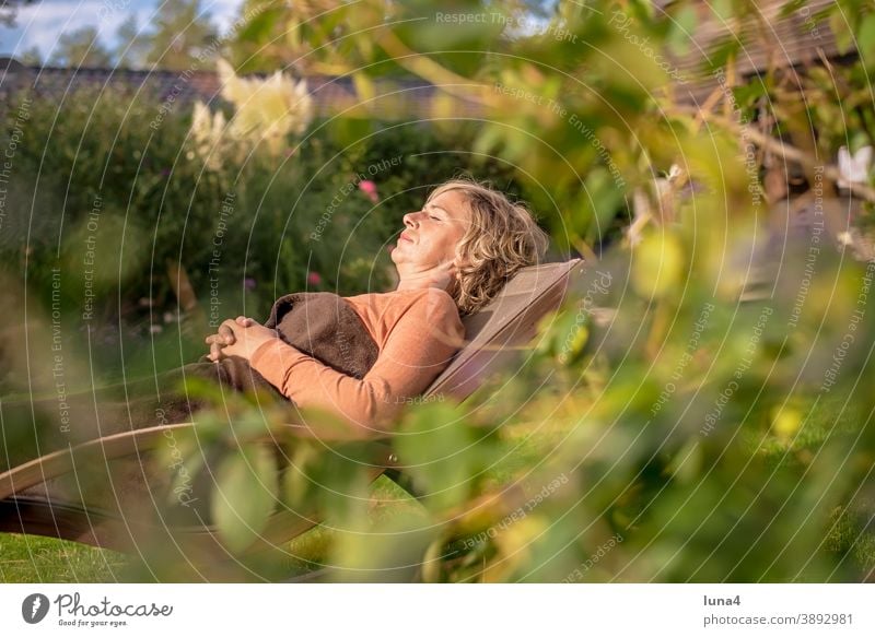 Frau liegt im Liegestuhl sonnen Garten erholen schlafen ruhen entspannen genießen Ruhe liegen Herbst Urlaub Ferien Sonne Sommer Augen geschlossen Auszeit