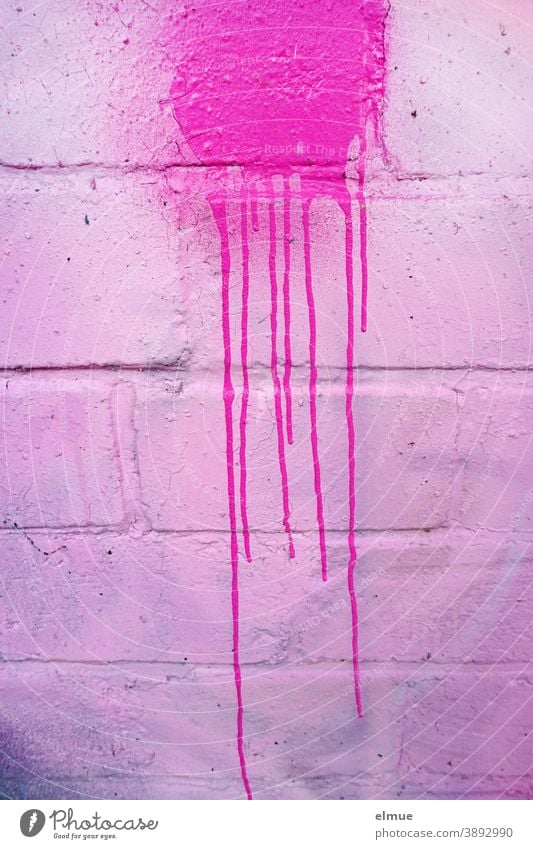 Verlaufender pinkfarbener Klecks an einer rosa Ziegelwand verlaufend Farbe Jugendkultur Graffito Graffiti Kunst Verschmutzung Art Fassade Straßenkunst Mauer