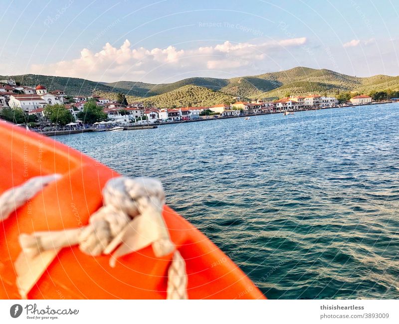 tschüssi | Rettungsring auf Segelboot vor Insel im Hintergrund, Griechenland Segeln Segelschiff Segeltörn Segelurlaub Segeljacht Jacht Hafen Hafenstadt
