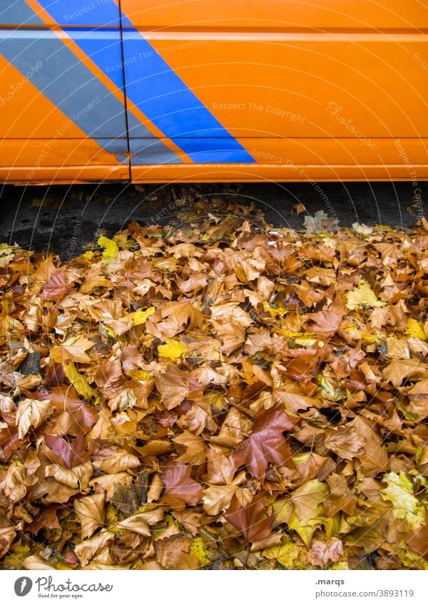 Retro retro orange blau gelb Farbe Herbst Blätter Streifen rennstreifen KFZ Auto Verkehr alt 80s Ordnung Oldtimer Nostalgie