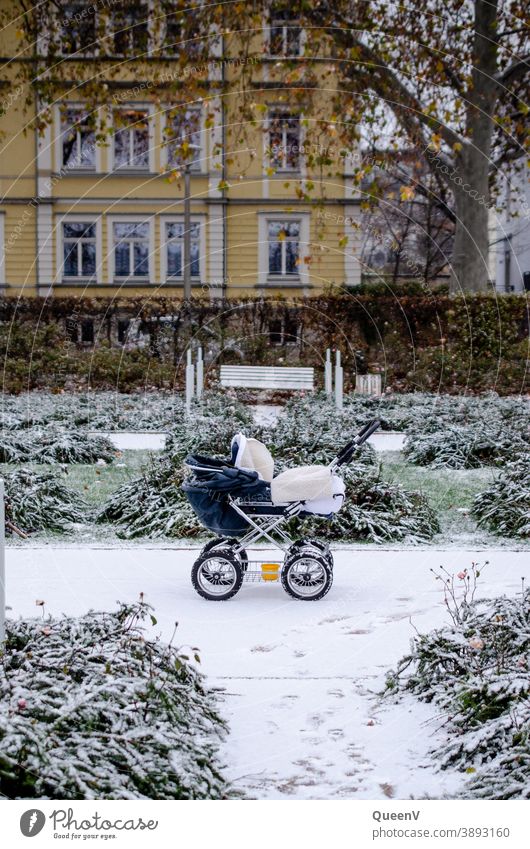 Kinderwagen in einem verschneiten Garten Schnee Frost Winter kalt Eis frieren gefroren Stadtleben weiß November Dezember Januar Neugeborene Baby Spaziergang
