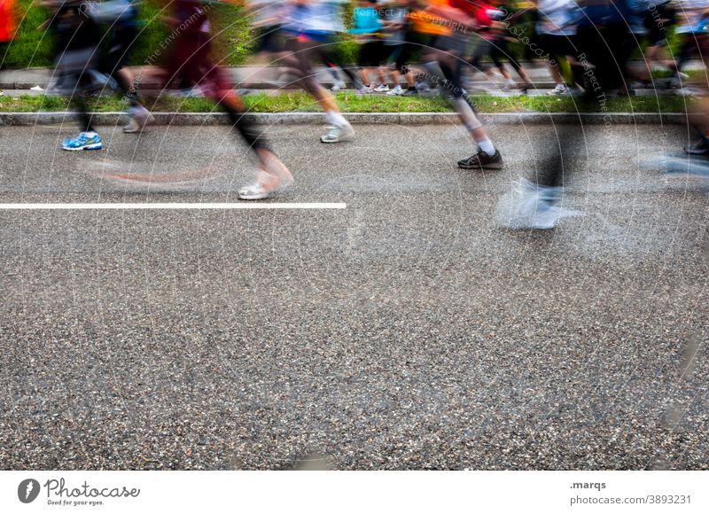 Massenveranstaltung Menschenmenge Bewegung Bewegungsunschärfe rennen laufen Marathon Sport Joggen Fitness Geschwindigkeit sportlich Straße Beine Ausdauer Panik