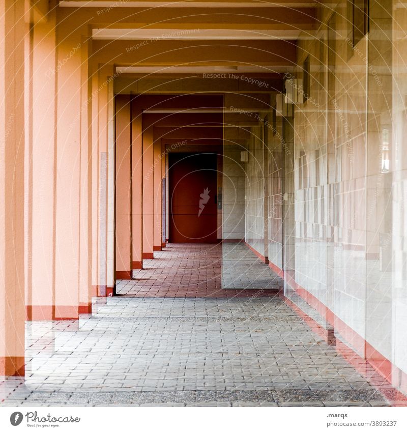 Gang Zentralperspektive abstrakt Doppelbelichtung Symmetrie Perspektive rot Architektur Säulen Unterführung außergewöhnlich verrückt optische täuschung