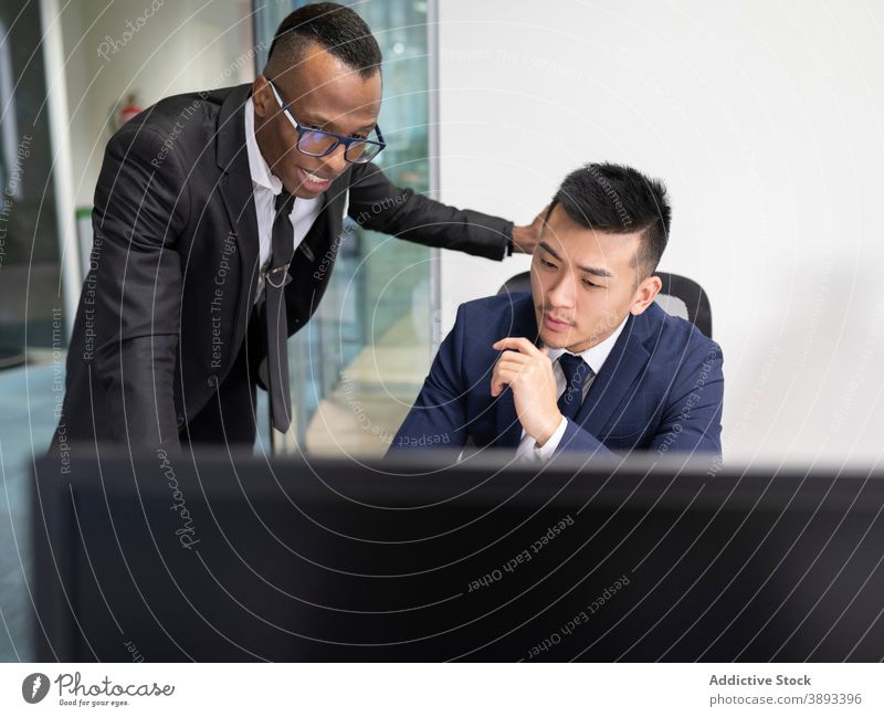 Geschäftsleiter und Manager diskutieren Arbeitsprobleme im Büro Geschäftsleute Chef Laptop Problematik Lösung Punkt zeigen Sitzung ernst jung männlich asiatisch