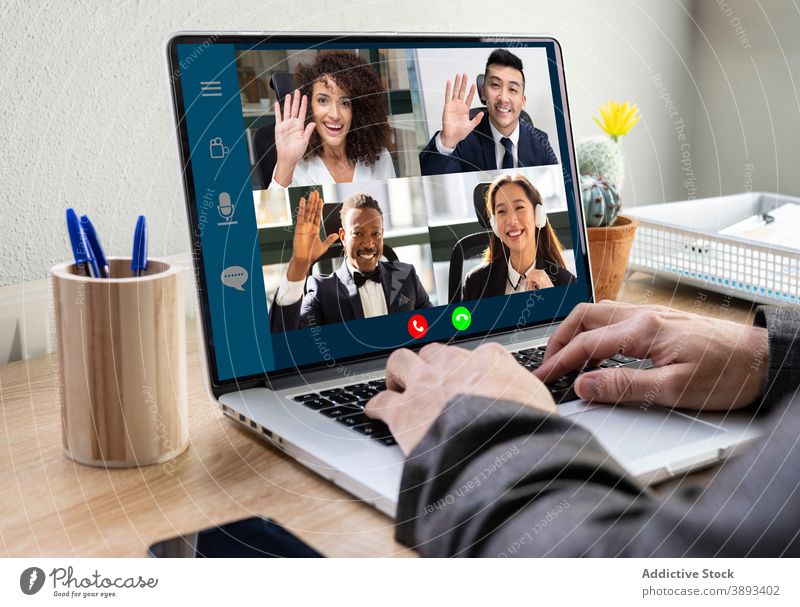 Gruppe von verschiedenen Kollegen bei einem Online-Meeting Videoanruf Video-Chat Tagung online Laptop Menschengruppe heiter Geschäftsleute Kommunizieren Sitzung