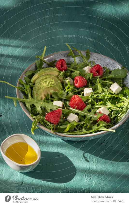 Gesunder Salat mit grünen Blättern und Beeren Salatbeilage Gesundheit Rucola Avocado Himbeeren Käse frisch Lebensmittel Schalen & Schüsseln lecker Erdöl