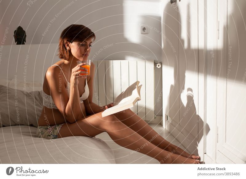 Serene schwangere Frau lesen Buch am Morgen Schwangerschaft Bett heimwärts Literatur erwarten ruhig sich[Akk] entspannen ruhen friedlich gemütlich weich Glas