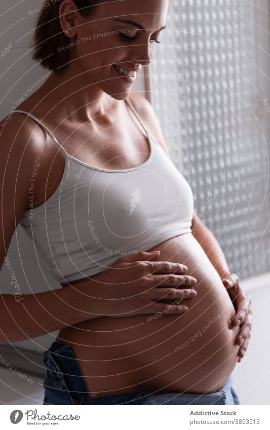 Inhalt schwangere Frau berührt Bauch zu Hause berühren Schwangerschaft Magen Angebot mütterlich sanft erwarten heimwärts charmant pränatal vorwegnehmen Glück
