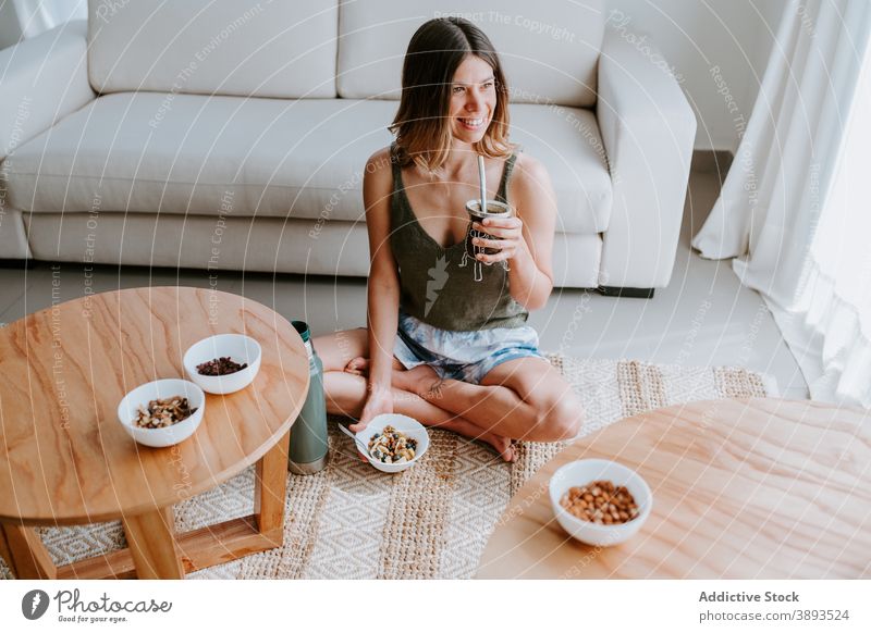 Fröhliche Frau mit gesundem Frühstück zu Hause gesunde Ernährung Müsli essen Entzug Diät Schalen & Schüsseln heimwärts trinken Vitamin geschmackvoll sitzen