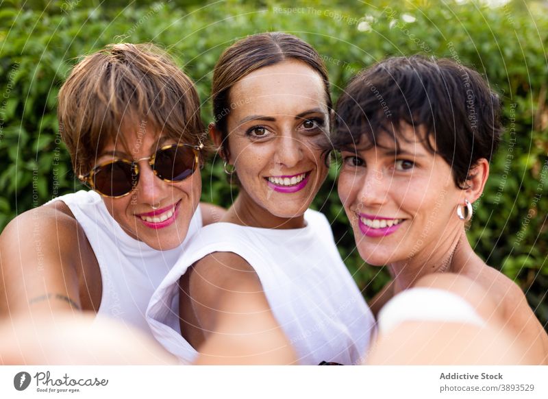 Schöne freundliche Frauen nehmen Selfie im Stadtpark Freund Selbstportrait Freundschaft Erwachsener heiter Sommer Unternehmen Zusammensein Glück Park Lächeln