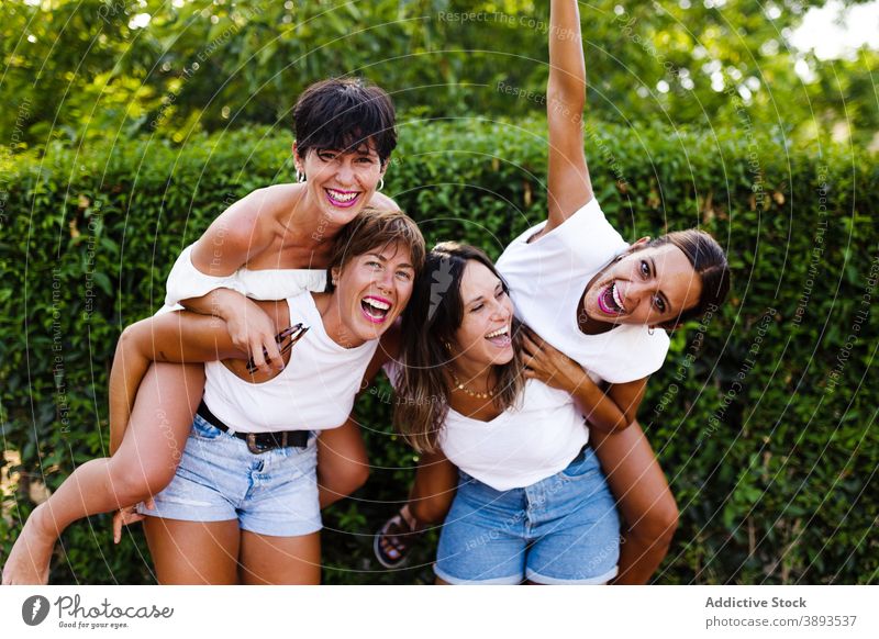 Gesellschaft von fröhlichen Frauen, die Spaß in der Stadt haben Huckepack Spaß haben Freundschaft Lachen Humor Bonden Großstadt Sommer Wochenende Zusammensein