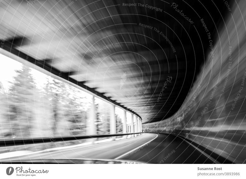 Durchfahrt durch einen Tunnel Bewegungsunschärfe Geschwindigkeit fahren Straße unterwegs reisen Unschärfe Verkehrswege Tunnelblick Licht Autofahren schnell