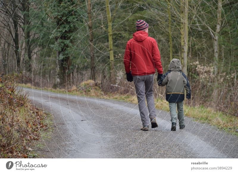 Wanderlust | Mann mit Kind auf Spaziergang im herbstlichen Wald auf einem Waldweg Familie Vater Sohn Männer gemeinsam Ausflug Herbst gehen Vatertag Elternliebe