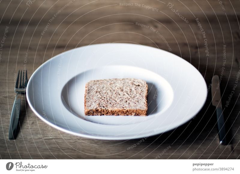Toastbrot auf einem Teller toast Brot trocken Lebensmittel Nahrung trockenes Brot Ernährung Essen Backwaren Diät abnehmen Gesunde Ernährung