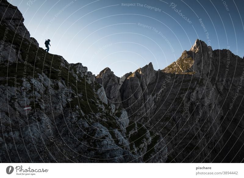 Gratwanderung im Gebirge wandern berge gebirge Alpen Felsen Gipfel Landschaft Berge u. Gebirge Natur Farbfoto Ferien & Urlaub & Reisen Tourismus Umwelt