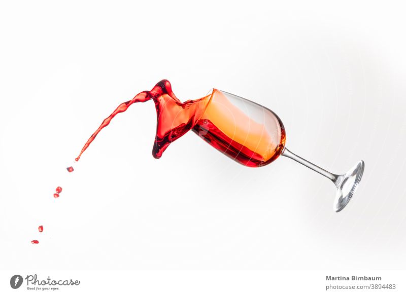Spritzen von Rotwein in einem Glas auf weißem Hintergrund platschen Wein rot Feinschmecker Objekt Roséwein Geplätscher liquide Glaswaren Merlot Feier trinken