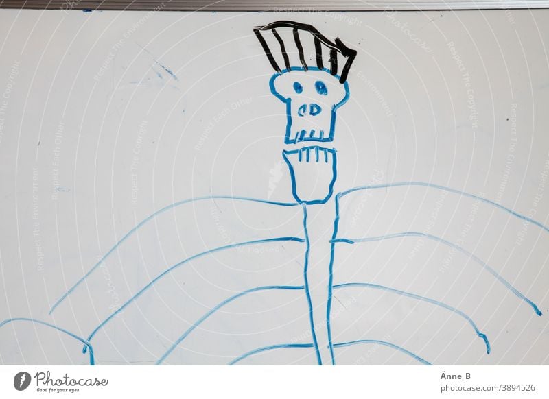 Sein oder Nichtsein – Kinderzeichnung: Totenkopf totenkopf Schädel Gerippe Rippen Irokesen-Schnitt Tod Kunst Zeichnung whiteboard Tafel Pirat Skelett gruselig