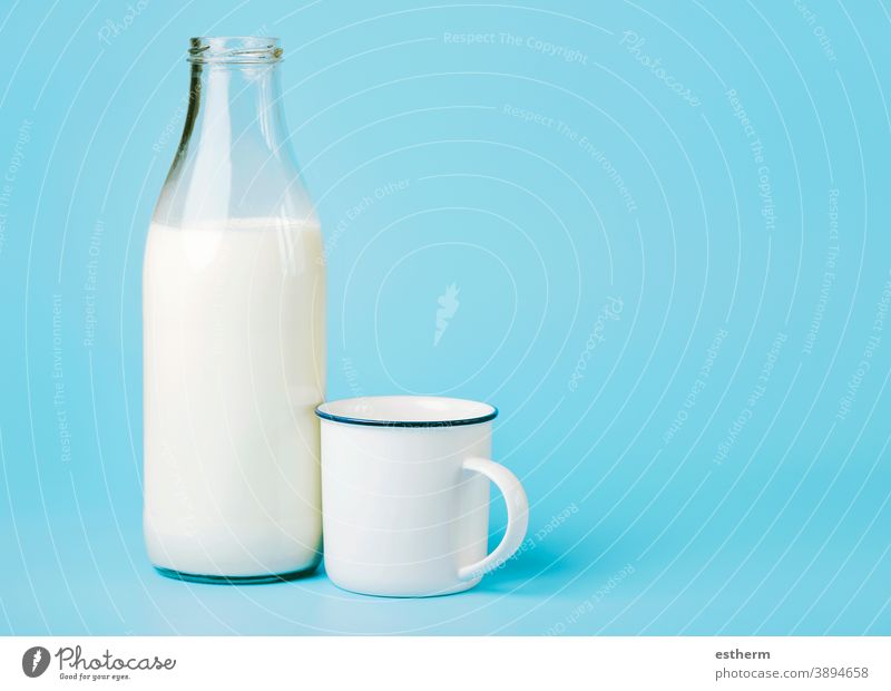 Milch in einer Glasflasche und einer weißen Tasse melken fließen fließend Kuh Flüssigkeit lecker gesundes Frühstück geschmackvoll Mittagessen Nährstoff Protein