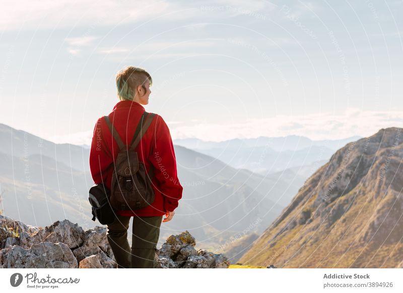 Unbekannter Reisender auf Berggipfel stehend Wanderer bewundern Berge u. Gebirge Hochland Top Felsen Freiheit Entdecker Aussichtspunkt El Mazuco Asturien