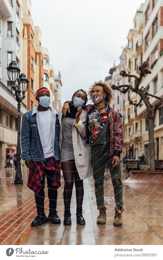 Trendy Hipster Freunde in Masken stehen auf Stadt Straße Mundschutz Coronavirus Zusammensein heiter urban modern Menschengruppe Partnerschaft positiv