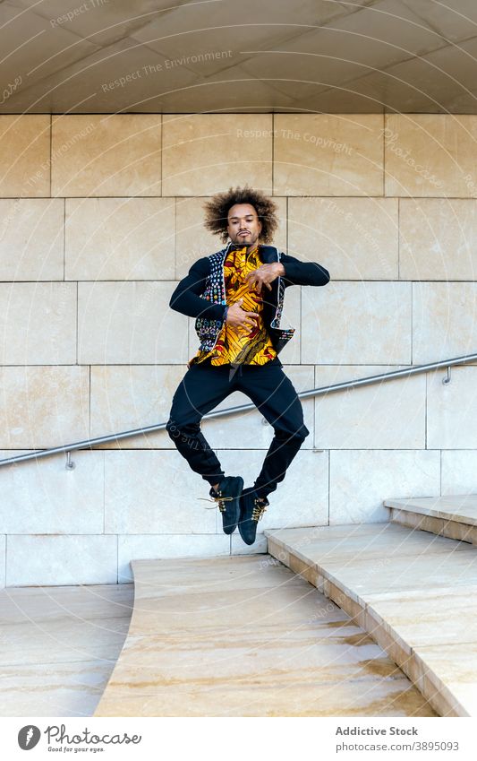 Stilvolle Hipster Mann springt auf der Treppe springen Energie trendy Schritt hoch informell jung Typ über der Erde Afroamerikaner schwarz ethnisch dynamisch