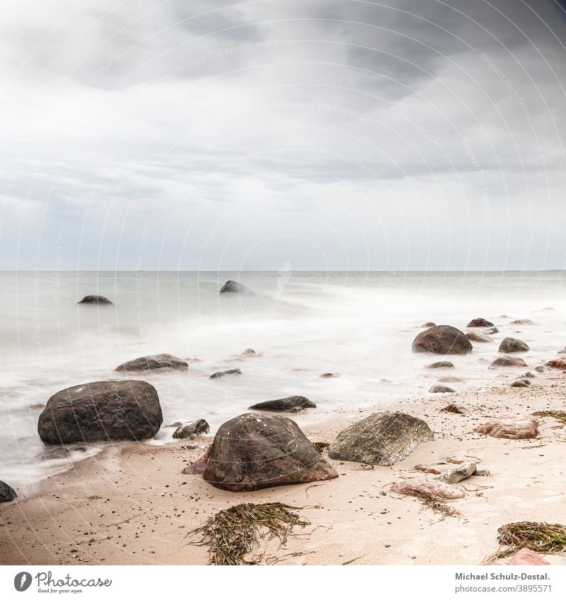 Felsen am Sandstrand Ostsee Baltic Meer sea welle wave woge wasser water sand beach weiss weiß White blau blue grün green himmel sky wolke cloud ruhe calm