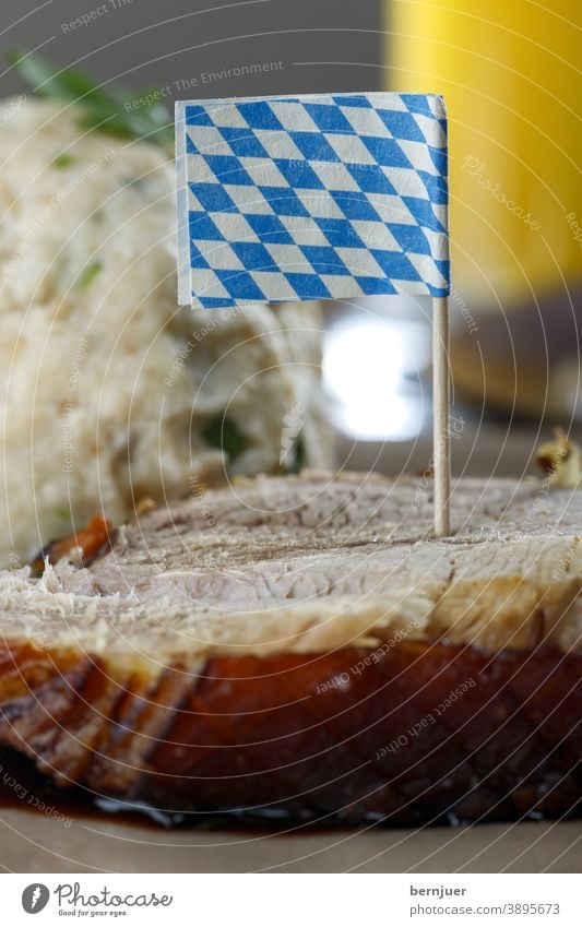 bayerisches Schweinebraten auf dunklem Holz Schweinefleisch knusprig geröstet Fleisch Essen Küche Knödel Deutsch frisch Mahlzeit Abendessen Braten Kartoffel