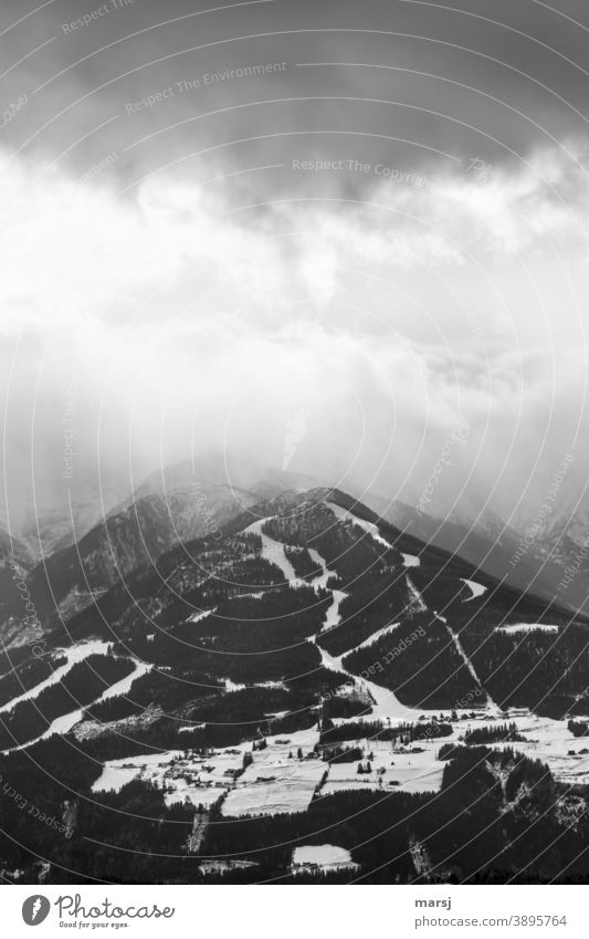 Da braut sich was zusammen über der Hochwurzen. bedrohlicher Himmel Berge u. Gebirge Ferien & Urlaub & Reisen Alpen Natur Gipfel Schneebedeckte Gipfel Winter
