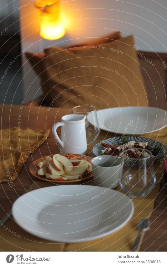 Gedeckter Frühstückstisch mit weißem Geschirr Snack fine bone china Tasse Glas Getränk Ernährung Innenaufnahme Heißgetränk Farbfoto senfgelb eichenholz Tisch