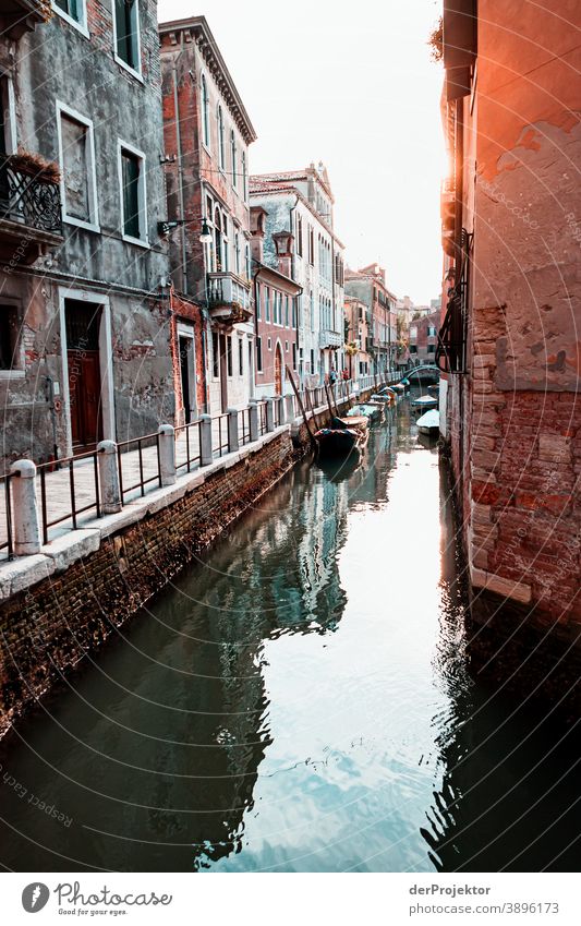 Nebenstraßen in Venedig bei Sonnenaufgang Blick Zentralperspektive Starke Tiefenschärfe Morgendämmerung Licht Schatten Kontrast Textfreiraum Mitte