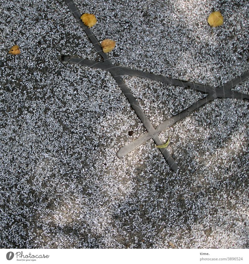 Straßenmathe straße weg blätter Herbst dreieick bitumen sonnig schattig asphalt gleichschenklig schnitt füllung zeichen ausbesserung vogelperspektive sinnbild