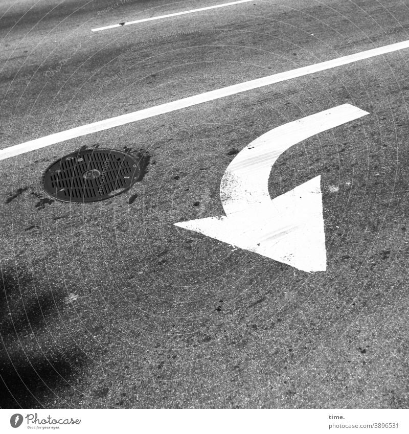 baselines (22) verkehr straße hinweise farbe asphalt teer schatten gulli linien streifen straßenverkehr benutzt trashig orientierung rätsel grau zeichen symbol