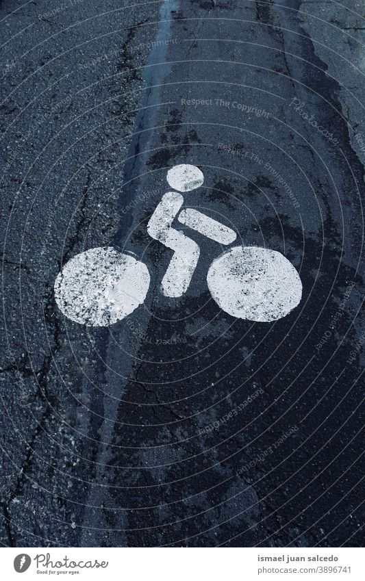 Fahrrad-Verkehrszeichen auf der Straße in der Stadt Bilbao, Spanien Ampel Zyklus Fahrradsignal signalisieren Verkehrsgebot Ermahnung Großstadt Verkehrsschild