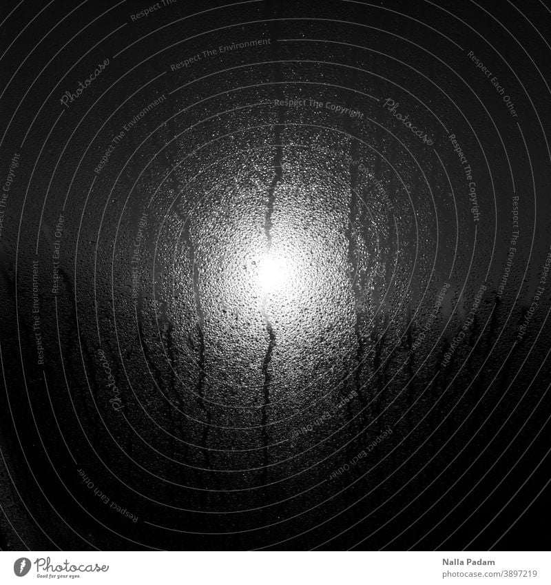 Sonne und Wassertropfen analog Analogfoto Schwarzweißfoto Tropfen Gegenlicht Glasscheibe Scheibe zentriert Blick menschenleer nass beschlagen Fenster