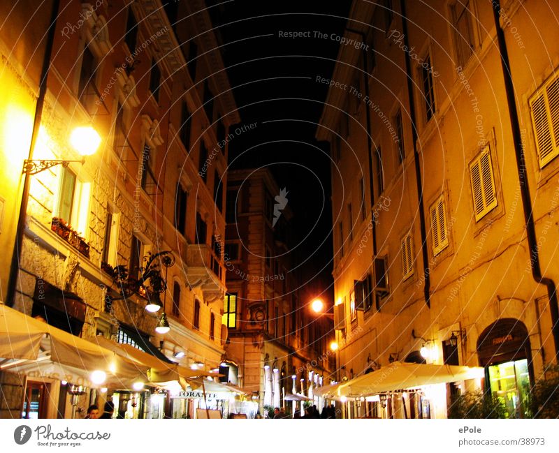 Alle Wege führen durch Rom Romantik Architektur Straße Beleuchtung