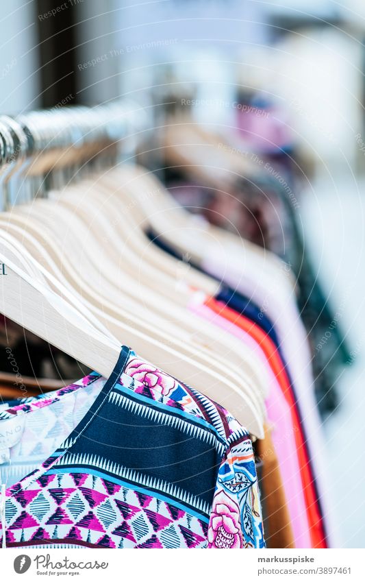 Fast Fashion Klamotten Kleidung Oberteil Bluse Hemd bunt Muster Kleiderständer Anziehen Shopping Einkaufen