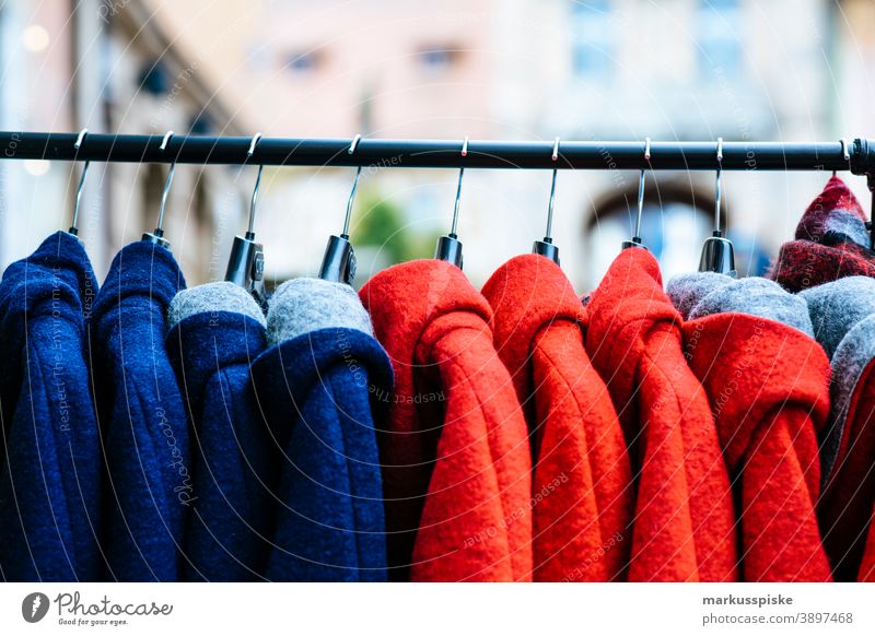 Winter Walk Wolljacken Jacke Wolle Winterkleidung Shop Shopping Kleiderständer rot blau warm