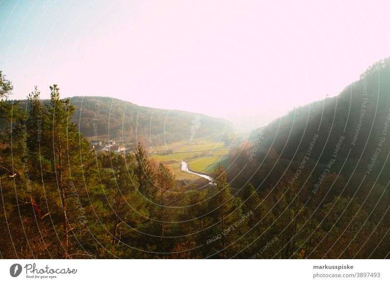 Fränkische Naturlandschaft - Leinleitertal fernsicht Aussicht wandern Tourismus Nachhaltigkeit Oberfranken Bayern wald felsen Felsformation sonne Sonnenschein