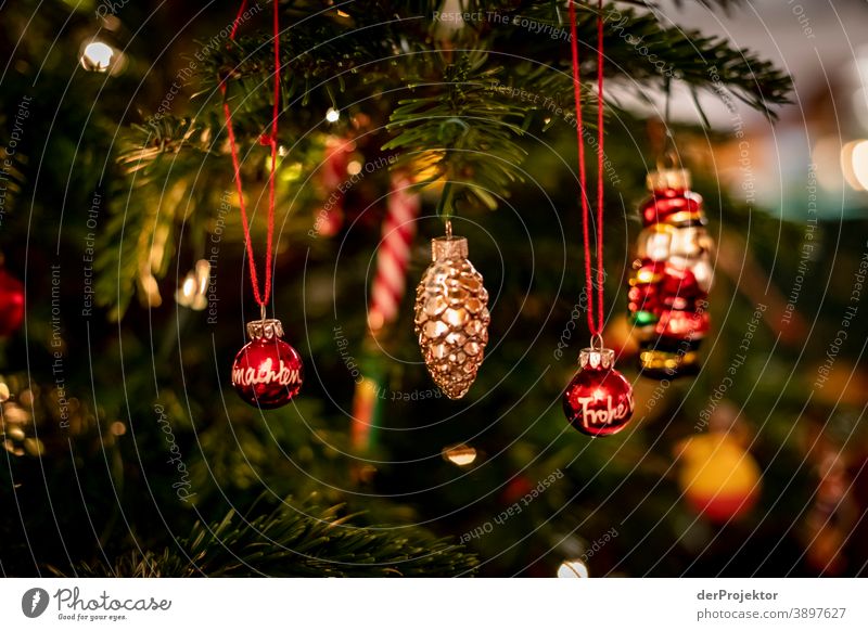 Weihnachtsbaum mit Weihnachtskugeln Zentralperspektive Schwache Tiefenschärfe Lichterscheinung Reflexion & Spiegelung Silhouette Kontrast Schatten Nacht Abend