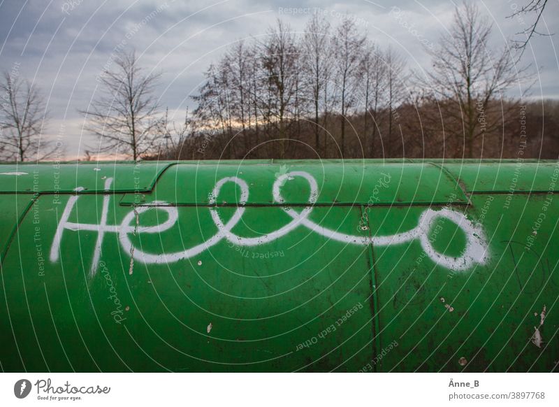 Hello – Graffiti auf Fernwärmerohr hello Hallo Mitteilung Gruß Grüßen begrüßen Begrüßung Handschrift Wort Schrift Schriftzeichen taggen Tagg urban Zeichen