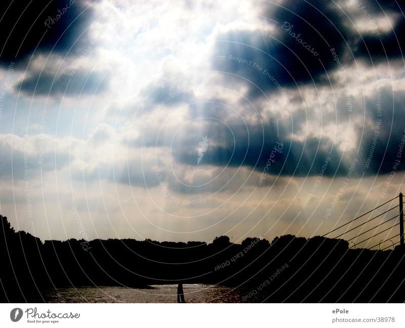 Wolkenspiel schlechtes Wetter Sonnenstrahlen Gewitter Beleuchtung Düsseldorf Rhein Himmel