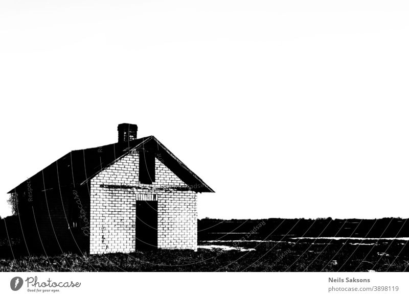kleines verlassenes Haus im Feld, kontrastreiches Schwarz-Weiß, Kopierraum Verlassen Architektur gebrochen Gebäude Land Landschaft Tag altersschwach verfallen