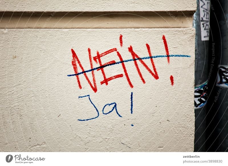 Nein oder Ja aussage botschaft farbe gesprayt grafitti grafitto illustration kunst mauer message nachricht parole politik sachbeschädigung schrift slogan