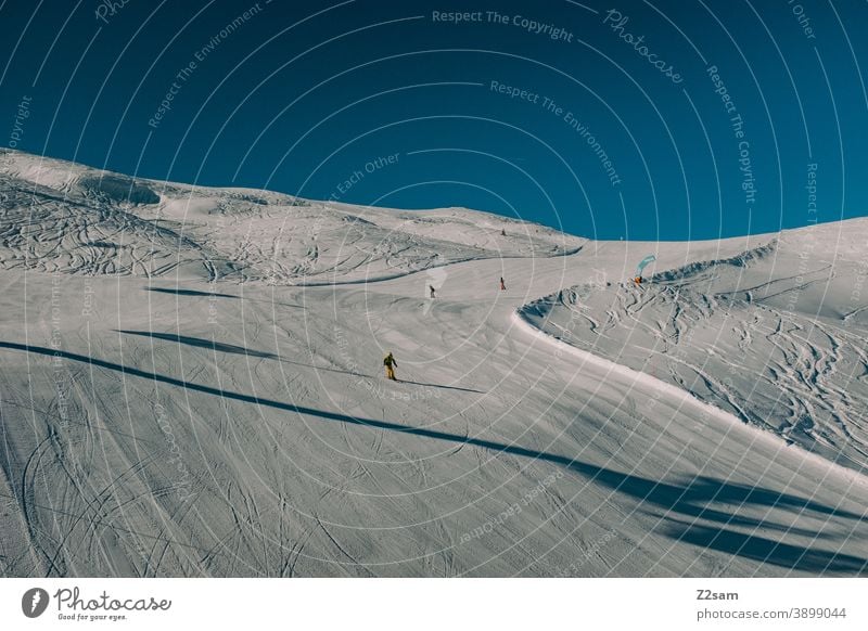 Skifahrer fährt auf der Piste eines Südtiroler Skigebiets | Ratschings Erholung südtirol italienisch Natur Skifahren snowboarden Wintersport Landschaft