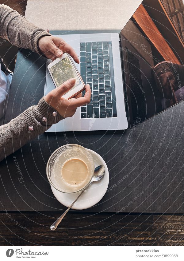 Frau arbeitet aus der Ferne an ihrem Laptop-Computer und verwaltet ihre Arbeit in einem Café Business Kaukasier Kaffee Anschluss nachdenken Schreibtisch
