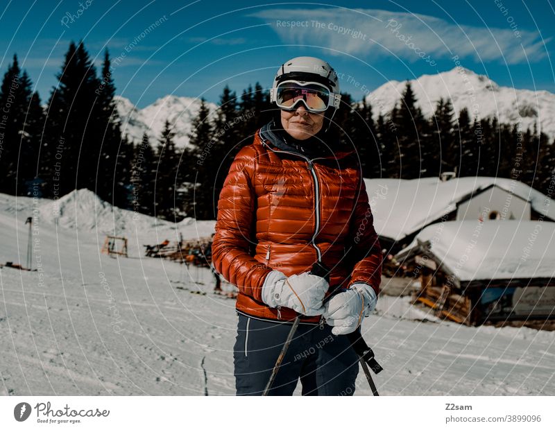 Skifahrerin in Ratschings Südtirol südtirol Skifahren Wintersport Berge Schafe alpenländisch Frau Steuerruder Sport Wald Landschaft Grün grau Kälte italienisch